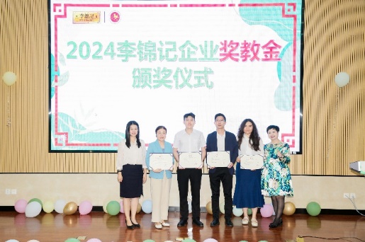 一群人站在一起合影

中度可信度描述已自動生成