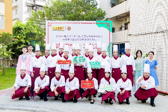 一群穿著民族服裝的人

描述已自動生成