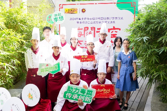 圖片包含 照片, 女人, 對著, 站

描述已自動生成