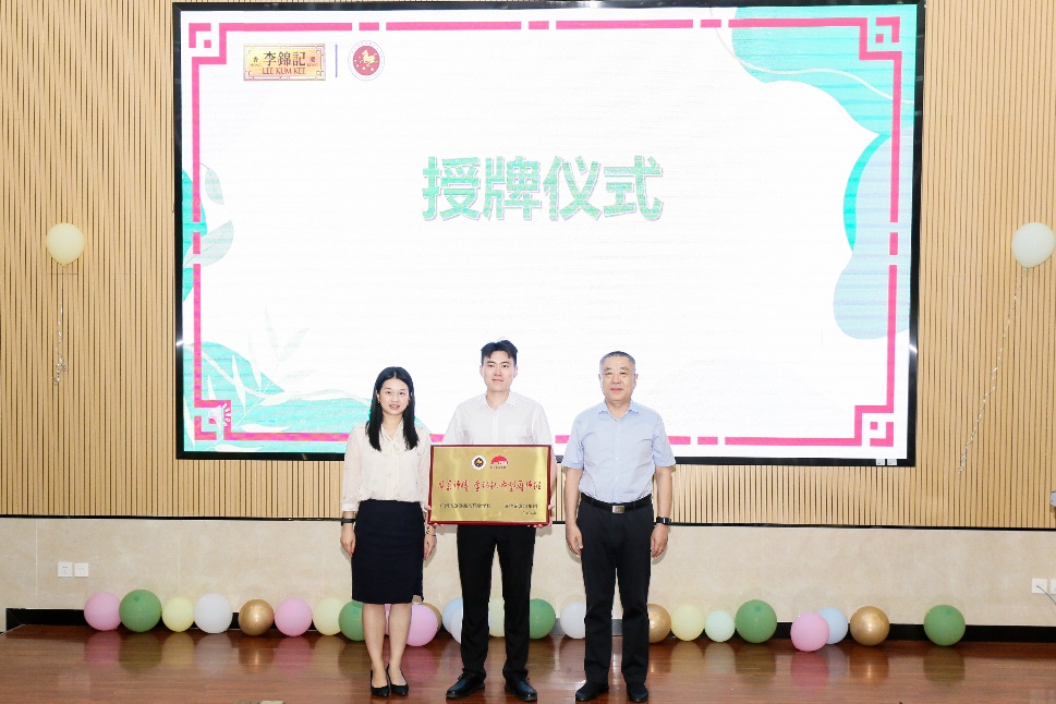 一群人站在一起合影

中度可信度描述已自動生成