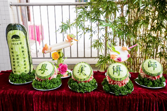 桌子上放著食物和花瓶

描述已自動生成