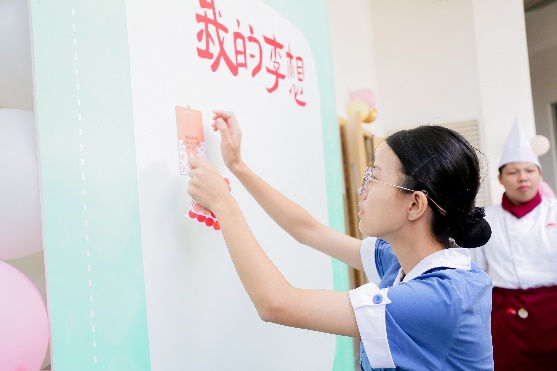 穿白色衣服的人

低可信度描述已自動生成