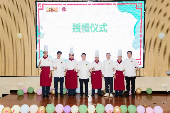一群人站在桌子上

中度可信度描述已自動生成