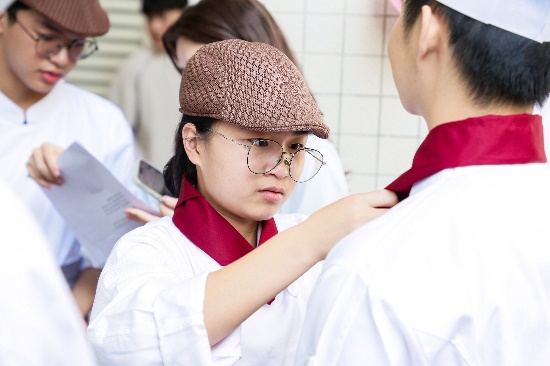 男人和女人在交談

低可信度描述已自動生成