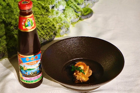 碗里有食物和飲料

描述已自動生成
