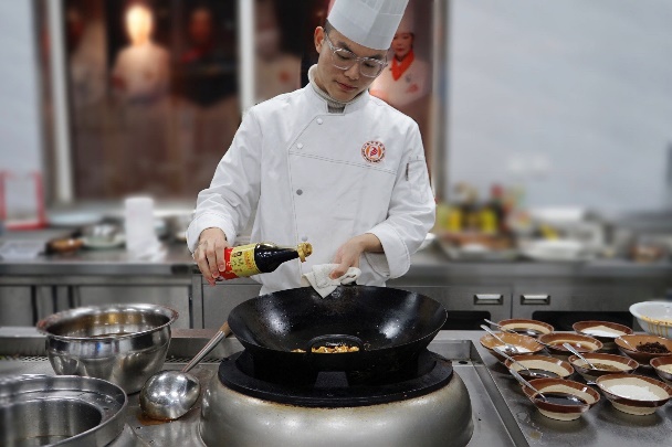 戴帽子的男人在廚房里做食物

描述已自動生成