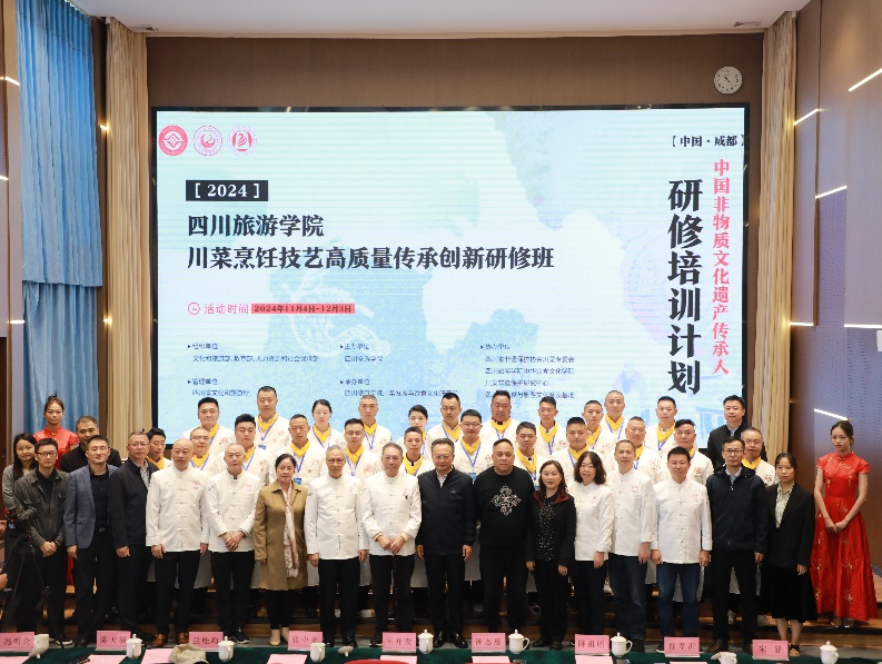 一群人站在臺上

中度可信度描述已自動生成