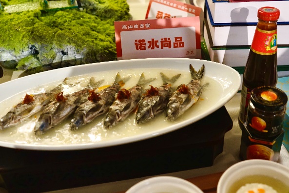 桌子上的盤子里擺著食物和飲料

描述已自動生成