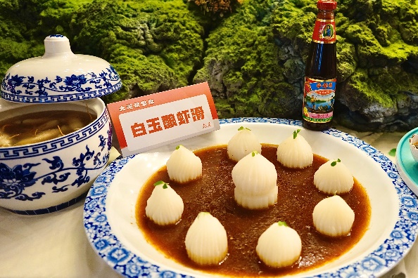 桌子上的盤子里有一些甜點

描述已自動生成