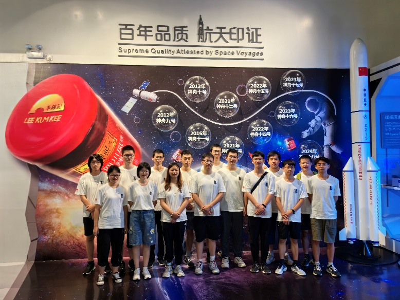 一群穿著制服的人站在一起

中度可信度描述已自動(dòng)生成