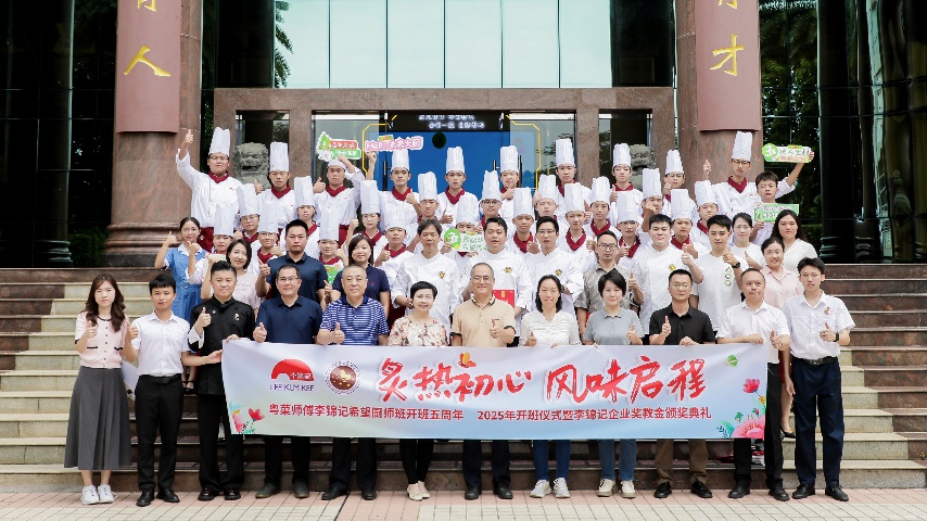 一群人站在臺(tái)上AI 生成的內(nèi)容可能不正確。