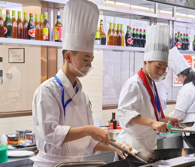 一些人在廚房里制作食物AI 生成的內(nèi)容可能不正確。
