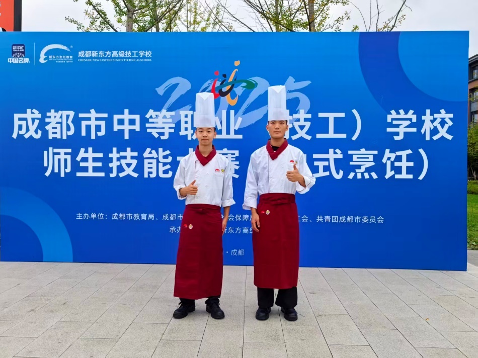 穿著藍(lán)色衣服的男人站在一起AI 生成的內(nèi)容可能不正確。