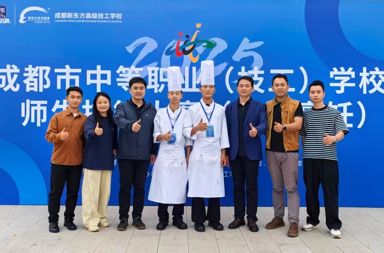 一群人站在一起合影AI 生成的內(nèi)容可能不正確。