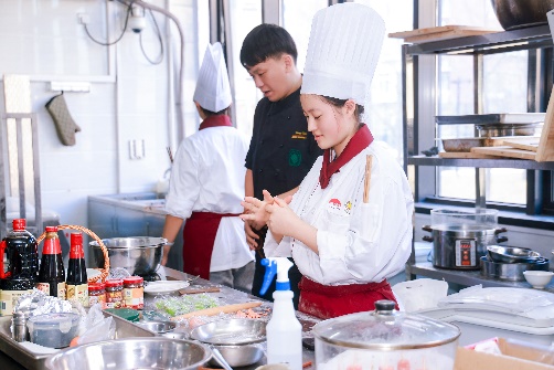 人在廚房里制作食物AI 生成的內容可能不正確。