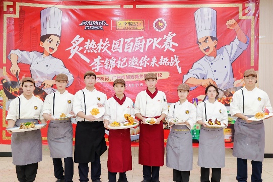 一群穿著制服的人站在一起合影AI 生成的內容可能不正確。