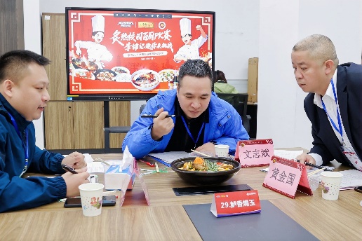 一些人在桌子前吃東西

AI 生成的內容可能不正確。