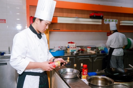 人站在廚房里制作食物AI 生成的內容可能不正確。