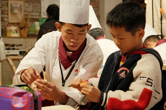 人抱著小孩

AI 生成的內(nèi)容可能不正確。