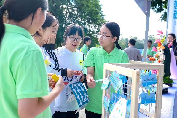 小孩和大人

AI 生成的內(nèi)容可能不正確。