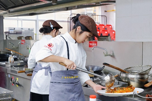 人在廚房里烹飪食物AI 生成的內容可能不正確。