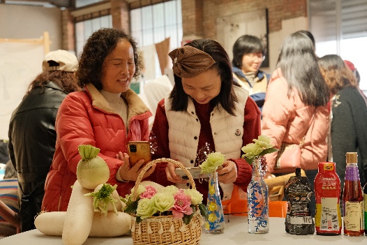 圖片包含 人, 室內(nèi), 桌子, 女人

AI 生成的內(nèi)容可能不正確。