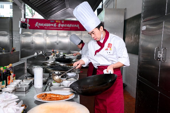 人在廚房里制作食物AI 生成的內容可能不正確。