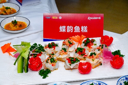 桌子上的盤子里擺著許多食物AI 生成的內容可能不正確。