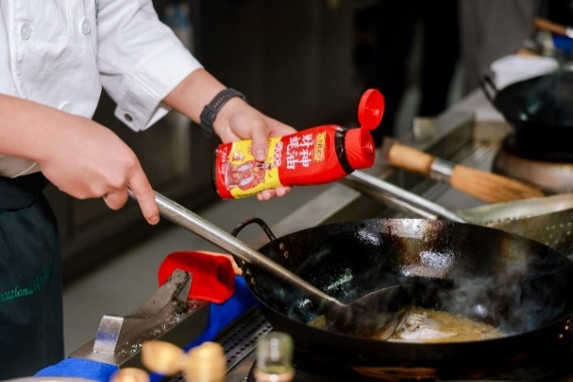 人在廚房里制作食物AI 生成的內容可能不正確。