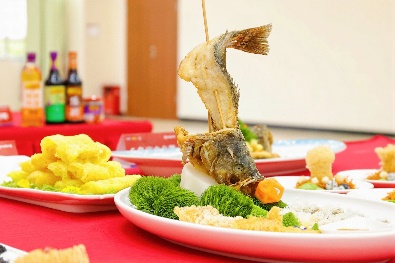 桌子上放著食物和餐具

AI 生成的內容可能不正確。