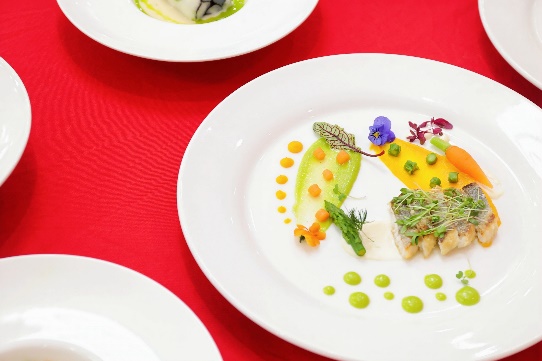 盤子里有食物和餐具AI 生成的內容可能不正確。