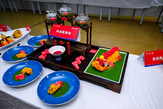 圖片包含 室內, 桌子, 食物, 小AI 生成的內容可能不正確。