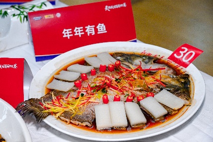 桌子上的盤子里放著食物AI 生成的內容可能不正確。