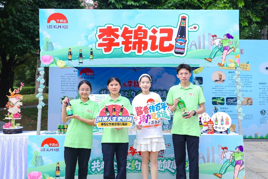 一群人站在一起合影AI 生成的內(nèi)容可能不正確。