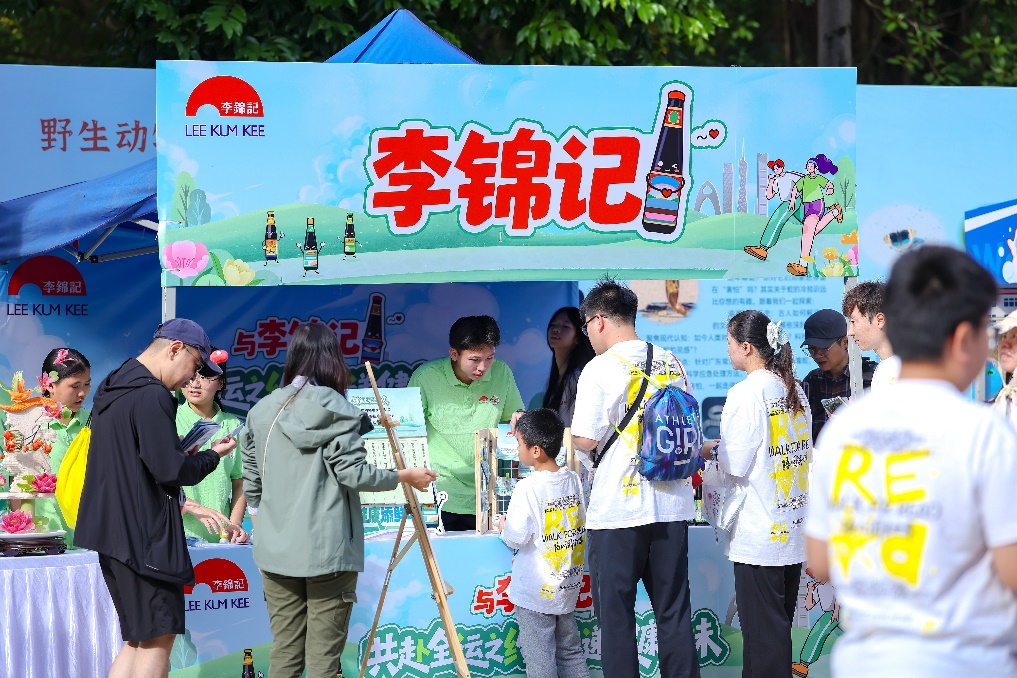 一群人站在人的照片上寫(xiě)著字AI 生成的內(nèi)容可能不正確。