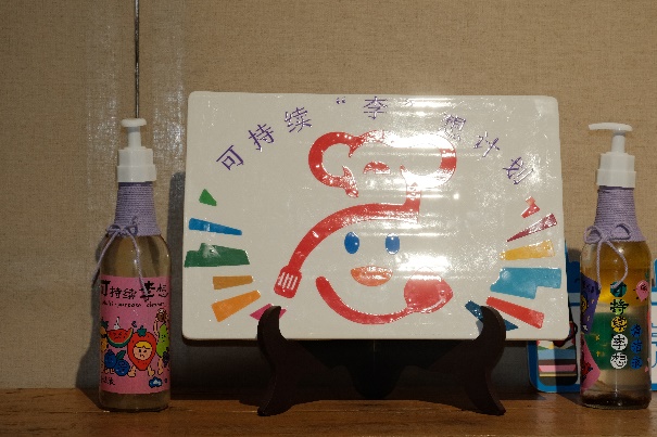 墻上的廣告單倒一邊的照片AI 生成的內(nèi)容可能不正確。