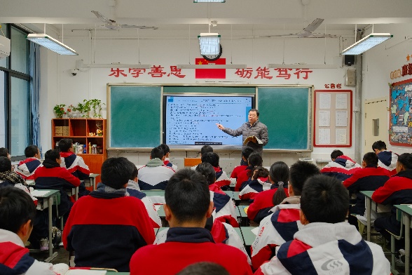 人們?cè)诳磁_(tái)上的人群AI 生成的內(nèi)容可能不正確。