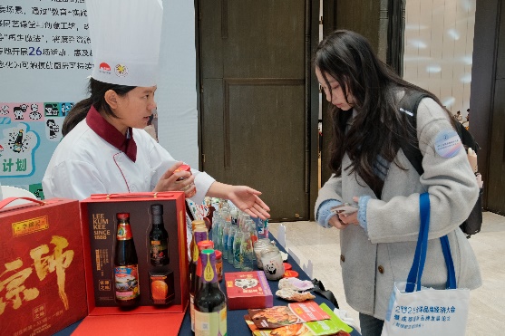 圖片包含 人, 女人, 桌子, 食物

AI 生成的內(nèi)容可能不正確。