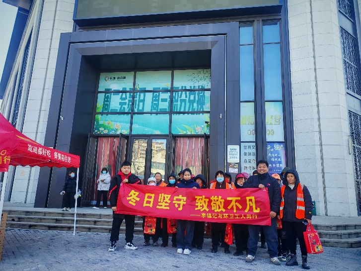 圖片包含 建筑, 戶外, 前, 男人AI 生成的內容可能不正確。