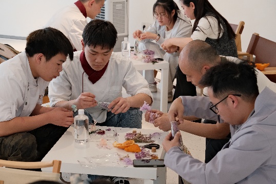 一群人圍坐在桌子前吃東西

AI 生成的內(nèi)容可能不正確。
