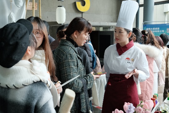 圖片包含 人, 室內(nèi), 女人, 男人

AI 生成的內(nèi)容可能不正確。