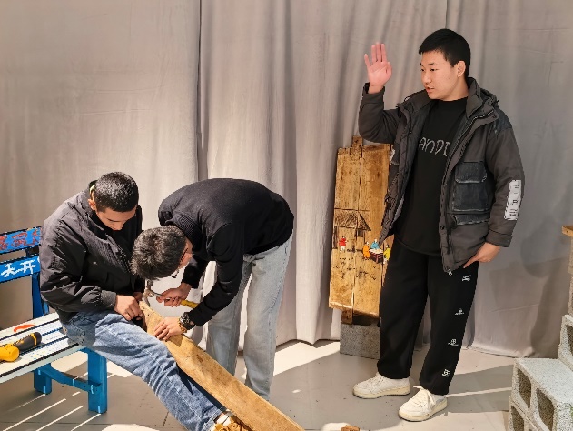 圖片包含 人, 男人, 室內(nèi), 桌子

AI 生成的內(nèi)容可能不正確。