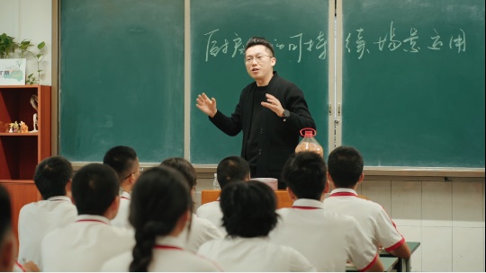 人們?cè)诳磁_(tái)上

AI 生成的內(nèi)容可能不正確。