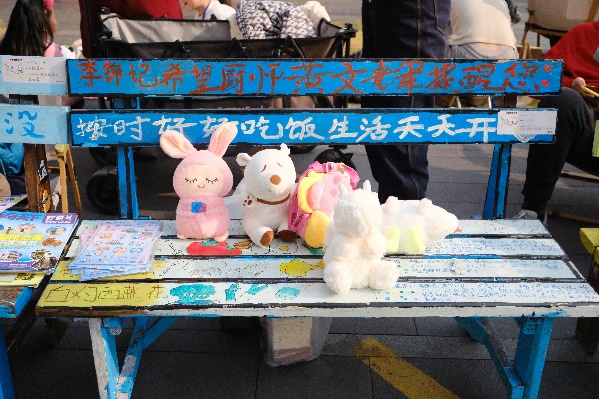 圖片包含 桌子, 室內(nèi), 蛋糕, 建筑AI 生成的內(nèi)容可能不正確。