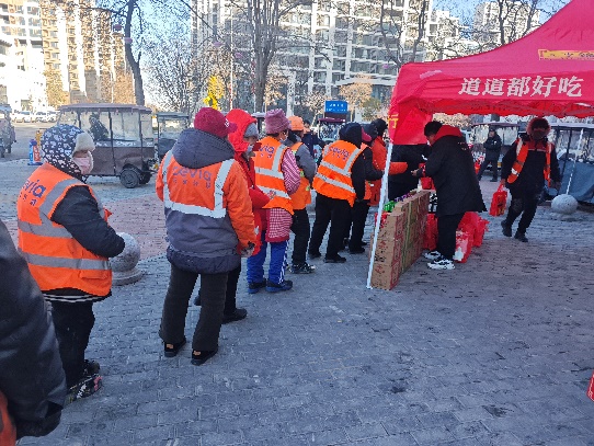 一群人站在雪地上AI 生成的內容可能不正確。