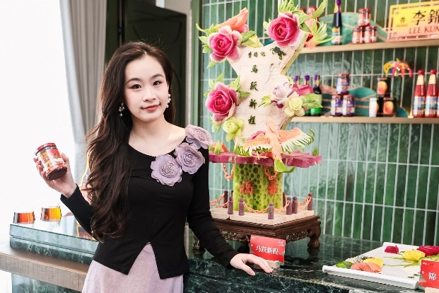 女人站在蛋糕旁邊AI 生成的內(nèi)容可能不正確。