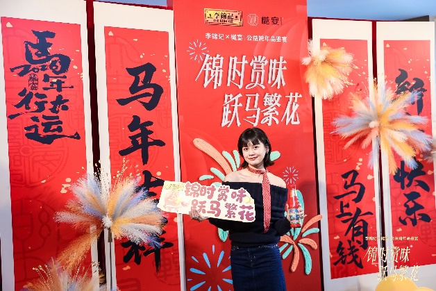 人站在涂鴉墻前AI 生成的內(nèi)容可能不正確。