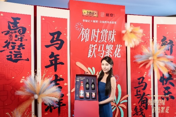 一群人站在涂鴉墻前AI 生成的內(nèi)容可能不正確。