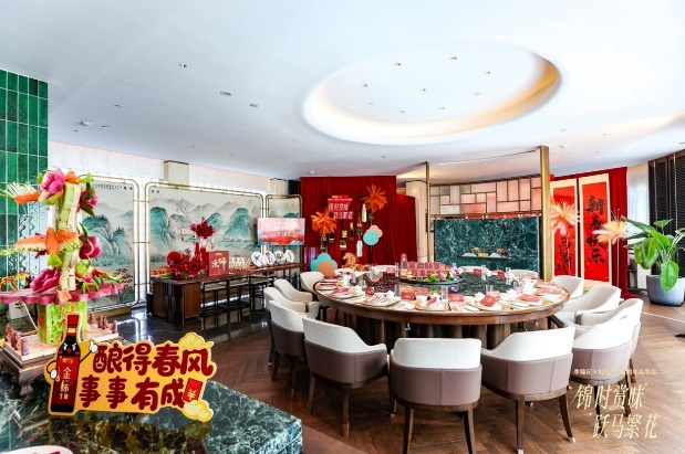 圖片包含 室內(nèi), 天花板, 桌子, 食物AI 生成的內(nèi)容可能不正確。
