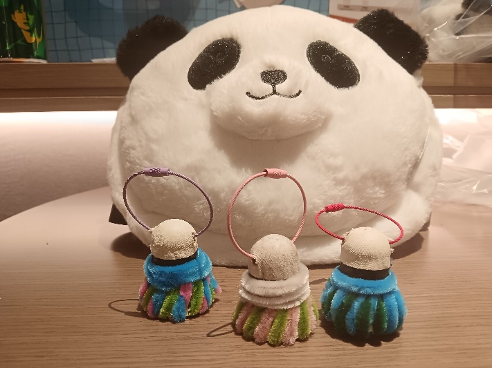 圖片包含 室內(nèi), 桌子, 小, 窗戶AI 生成的內(nèi)容可能不正確。